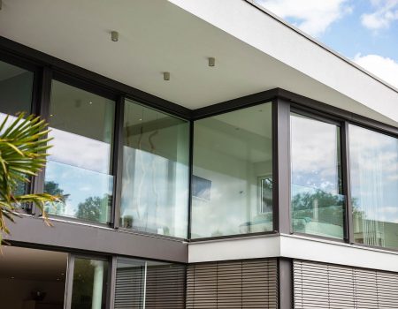 immocontec-Referenz: Blick von außen auf die Fenster eines modernen Einfamilienhauses in Regensburg