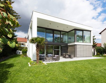 immocontec-Referenz: Außenansicht mit Garten eines modernen Einfamilienhauses in Regensburg