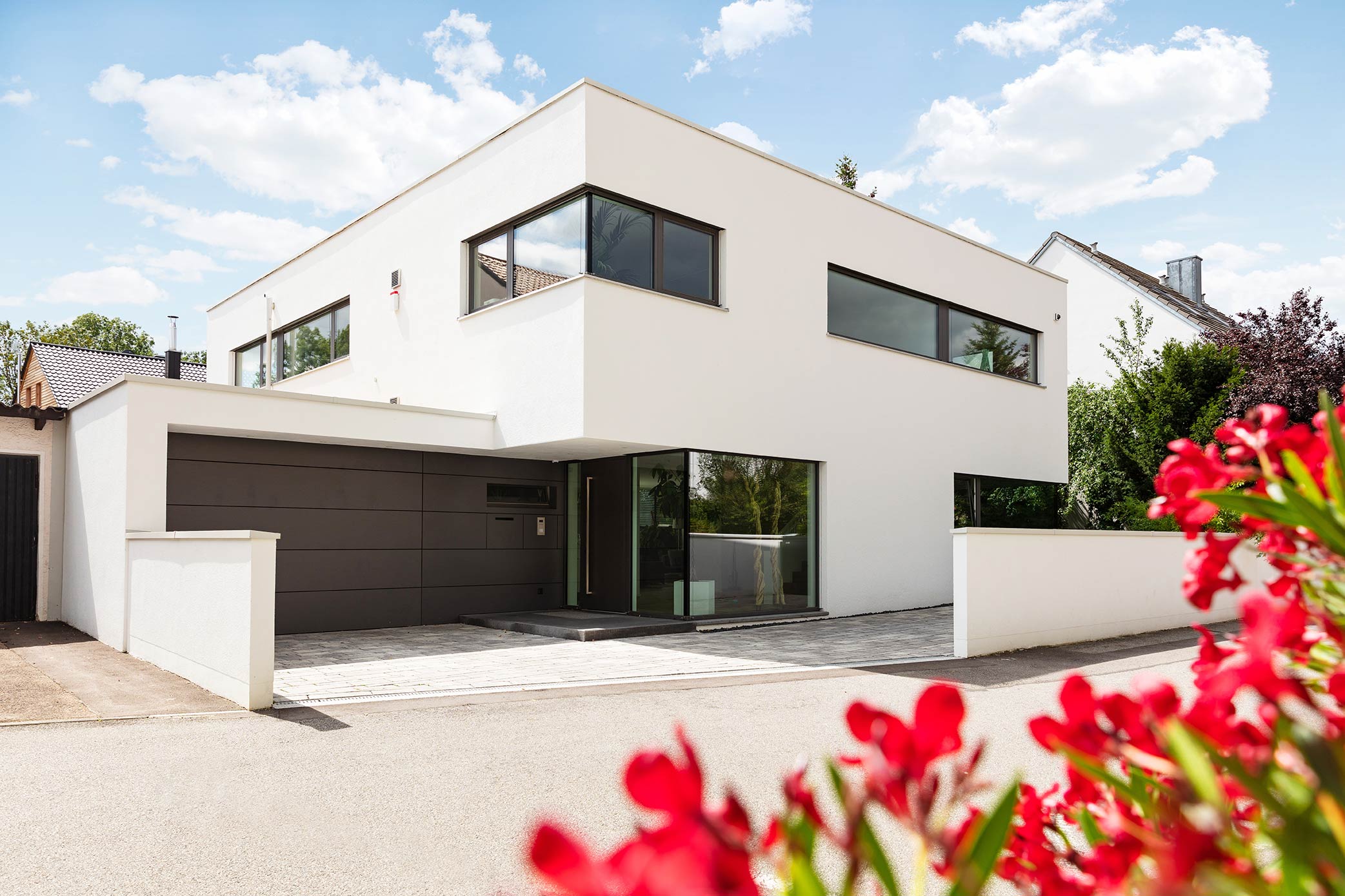 immocontec-Referenz: Außenansicht mit Garage eines modernen Einfamilienhauses in Regensburg