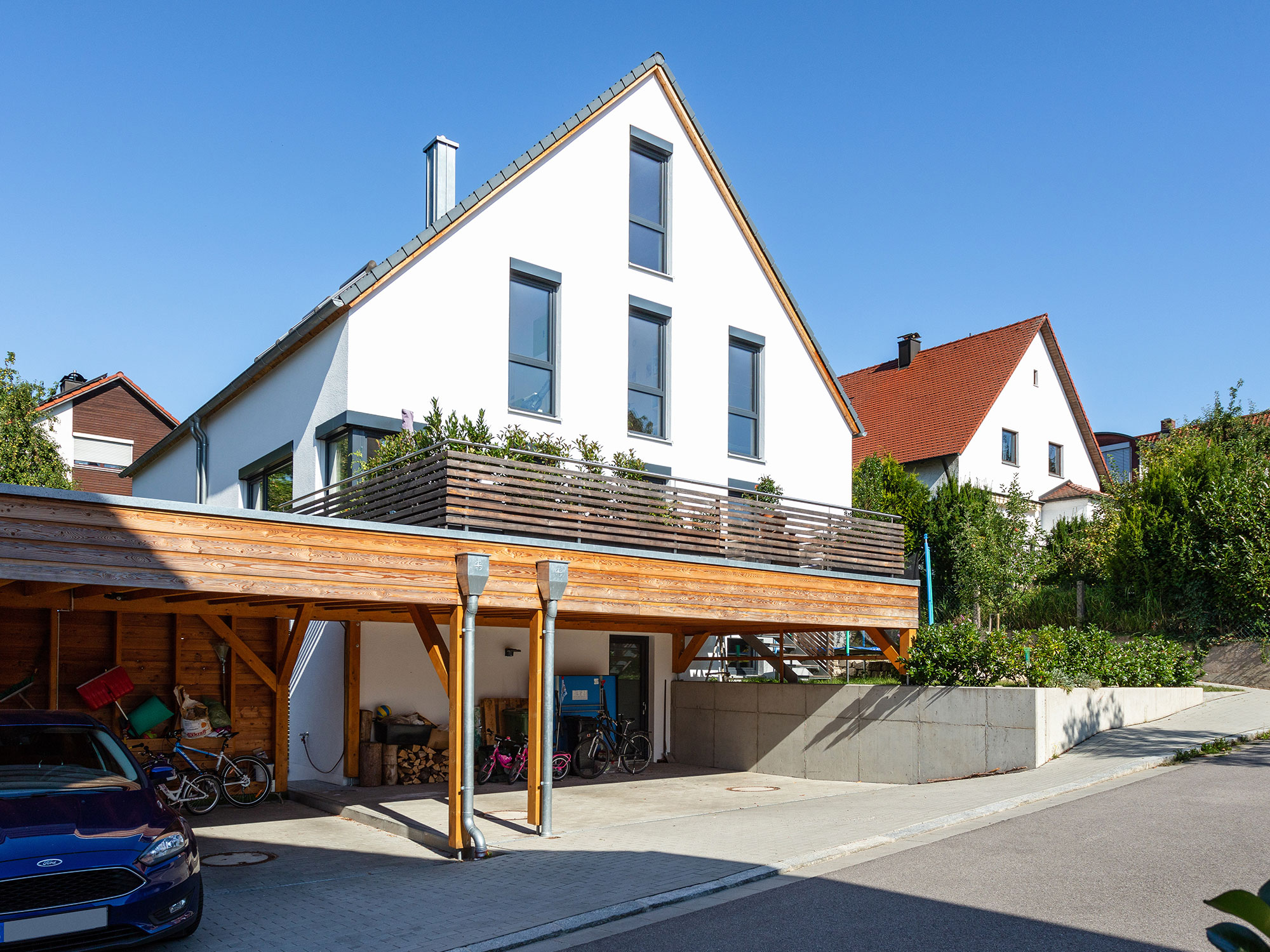 immocontec-Referenz: Gesamtansicht des Doppelhauses mit Carport in Lappersdorf