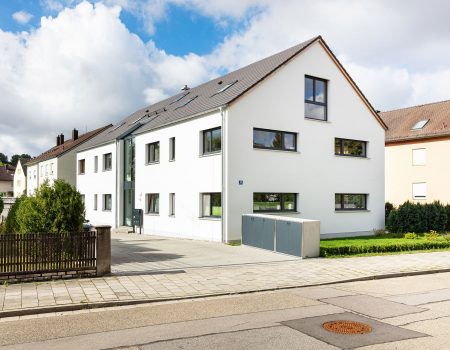 immocontec-Referenz: Blick auf das Mehrfamilienhaus VIO2 in Weichs in Regensburg