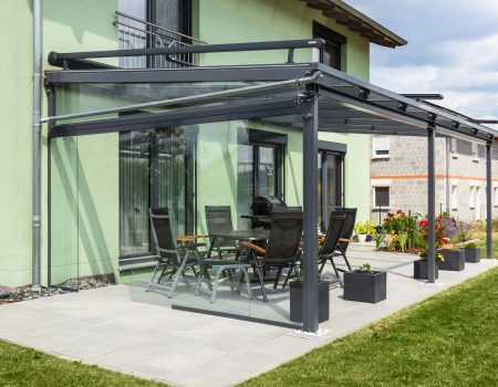 immocontec-Referenz: Terrasse eines Zweifamilienhauses mit Doppelgarage in Poppenricht