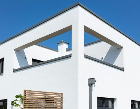 immocontec-Referenz: Balkon eines Einfamilienhaus-Neubaus mit Garage in Neukirchen