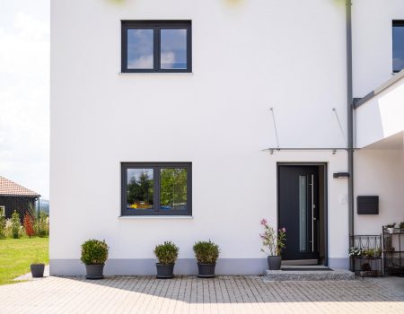 immocontec-Referenz: Blick auf die Hausfront eines Einfamilienhaus-Neubaus mit Garage in Neukirchen