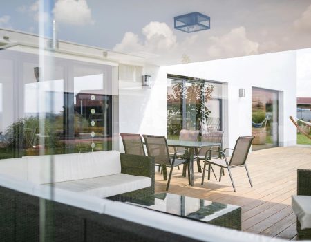 immocontec-Referenz: Blick von den Innenräumen auf die Terrasse eines Einfamilienhaus-Neubaus mit Garage in Neukirchen