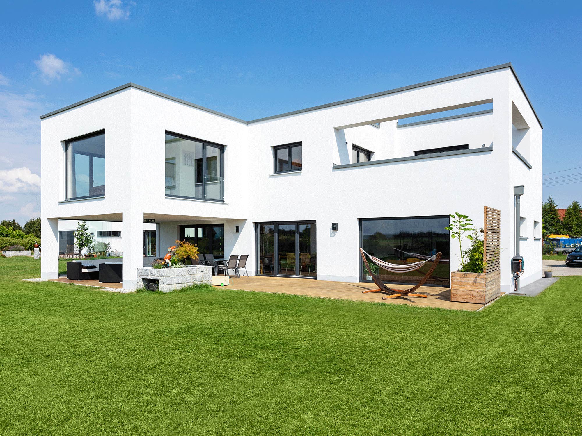 immocontec-Referenz: Gesamtansicht mit Garten eines Einfamilienhaus-Neubaus mit Garage in Neukirchen