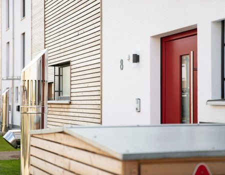 immocontec-Referenz: Eingangsbereich eines Mehrfamilienhauses in Holzrahmenbauweise in Burgweinting