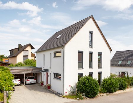 immocontec-Referenz: Zwei Einfamilienwohnhäuser im Vorort von Regensburg